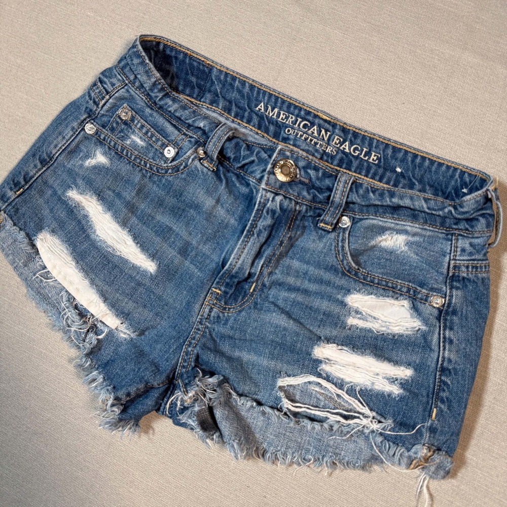 American Eagle Distressed Denim Cut Off Shorts Medium Wash Size 00 Low Rise